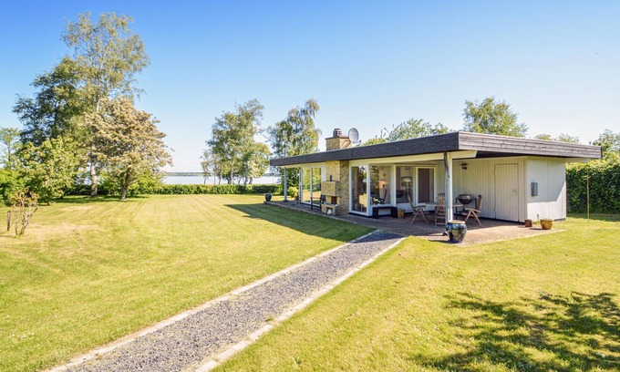 Kongsnæs House | In the first row to Grønsund lies this cozy cottage.