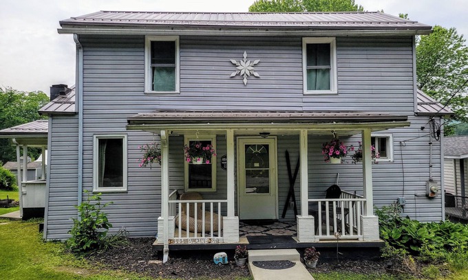 Ohiopyle House | In the ❤ of Ohiopyle. Central location, clean, charming. Large yard with firepit