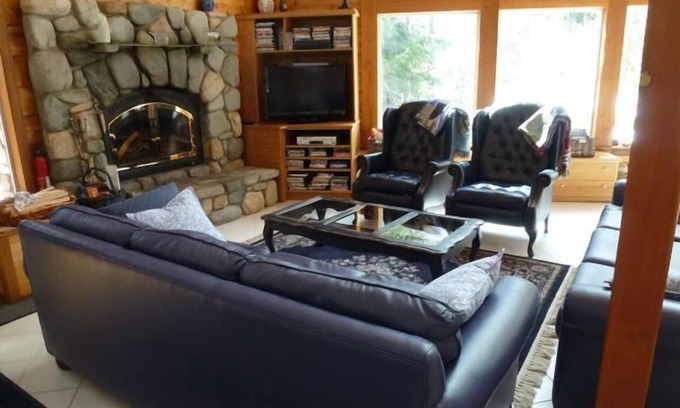 Mazama House | Incredible Mountain Log Home on Methow River