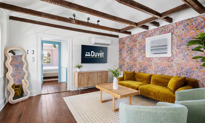 Cannonborough Elliotborough House | Indigo House | 1 Block to King - Brand New Design!