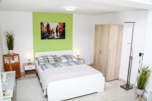 Bitburg Apartment | INDIVIDUAL APARTMENTS - Zentrale, ruhige Wohnung in Innenstadt - Küche, Parkplatz, Terrasse, SmartTV, Netflix
