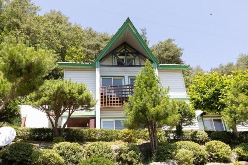 Inje House | Inje Hachuri Undeokwi Hayanjib