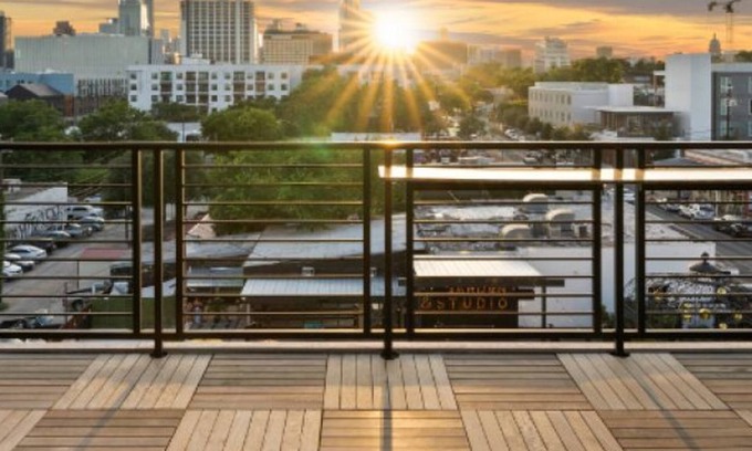 East Cesar Chavez House | Inn Cahoots on 6th: 15 BR/39 Beds, Pool, Roofdeck