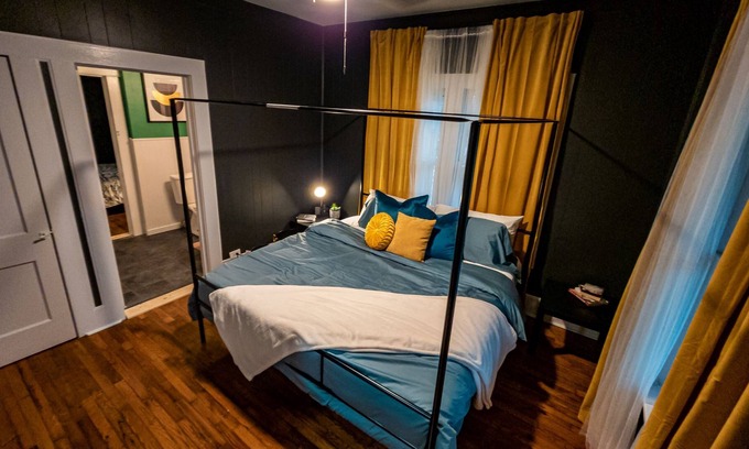 Highland Park House | Insta-worthy 2 BR House-8 min from Downtown SA
