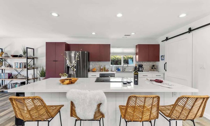 Shadow Mountain House | Int Designed | Single Level | Hottub | 5min to DT