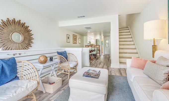Historic Downtown Savannah Condo | Introducing: Savannah's Iconic Post Modern, luxury condo for 6!