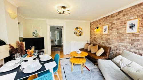 Ascot House | Inviting 2 Bed Guest House steps away from Ascot Racecourse 3 mins drive, 5 mins to Legoland, 12 mins to Windsor Castle Perfect for families & racegoers alike