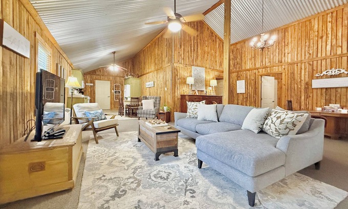 Montgomery House | Inviting 3-bedroom Guest House in Historic Downtown Montgomery