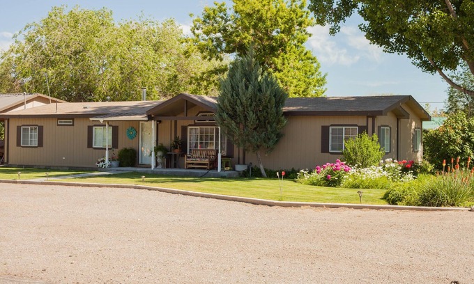 Joseph House | Inviting and relaxing country house right on I-70 in beautiful Sevier Valley.