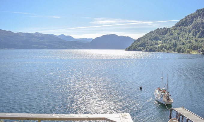 Kvam Apartment | Inviting apartment with its own boat and fantastic location on the Hardangerfjord.