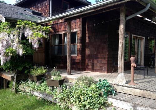 Lummi Island House | Inviting Cottage Rental with Private Deck near Bellingham, Washington