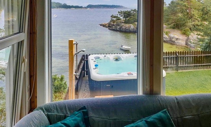 Bamble House | Inviting holiday home with its own beach and jetty.