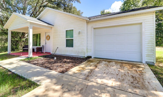 Ocklawaha House | Inviting Ocklawaha Home w/Porch: Ideal Location!