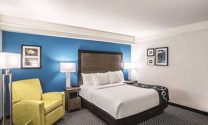 Phoenix Hotel | Inviting Room with Outdoor Pool and Complimentary Breakfast