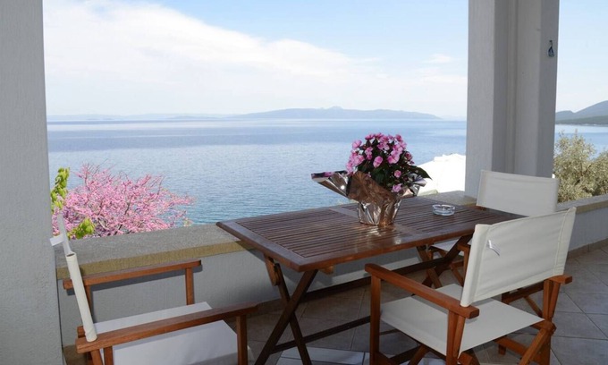 Pella Region Apartment | Ira Charming apt with stunning view!