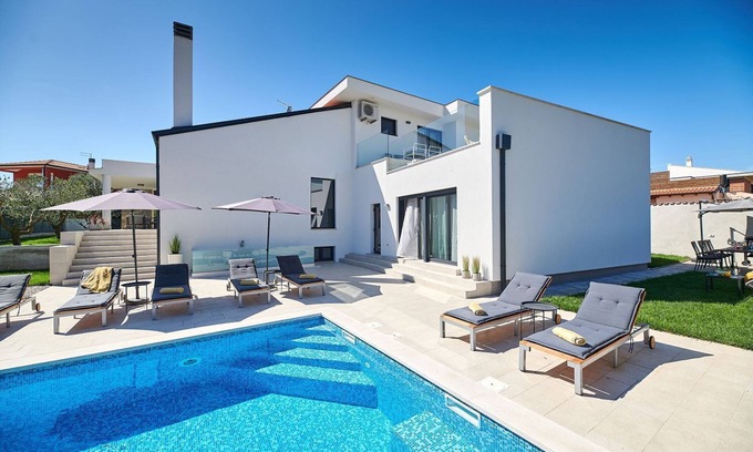 Kastel House | Irresistible villa with large pool, billiards, darts