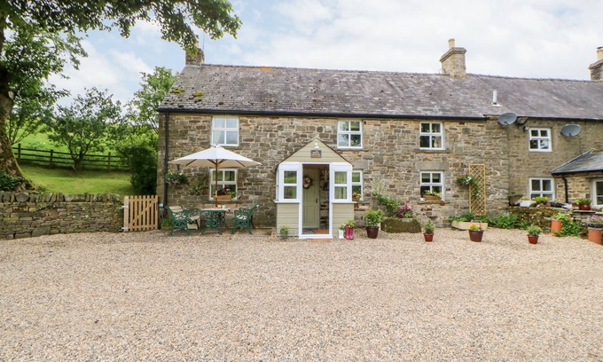 Allendale Cottage | ISAACS COTTAGE, pet friendly, character holiday cottage in Allendale