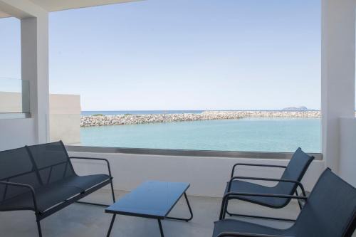 Kokinos Pirgos Apartment | Isalos Sea View Studios