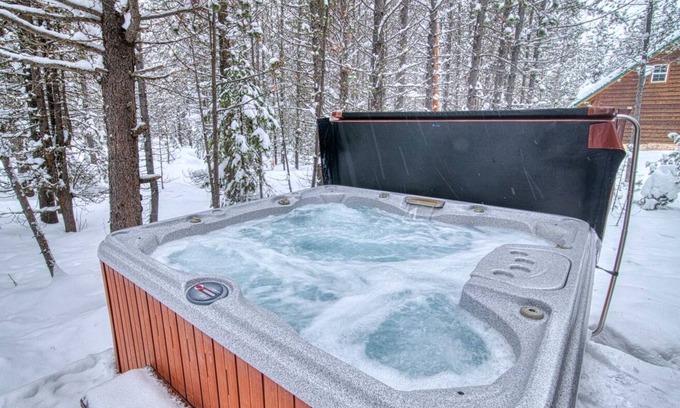 Island Park Cabin | Island Park Hideaway on Bills Island with Hot Tub 🏞️Near Yellowstone Nat'l Park