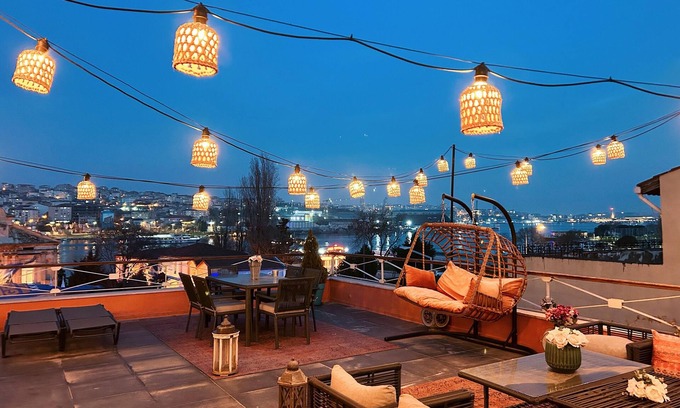 Istanbul City Center House | Istanbul Gem: 3-Bedroom Apartment with Panoramic Terrace and Iconic Sea Views