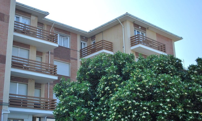 Marina di Castagneto Carducci Apartment | Cosy apartment for 4 people with A/C, WIFI, TV, balcony and panoramic view