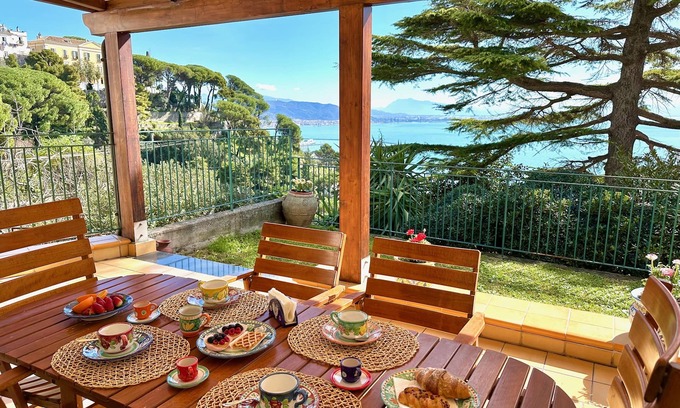 Raito Villa | Villa Indipendente Panoramica Immersa in un Giardino Mediterraneo di 700 mq