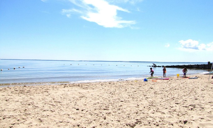 Mattituck Cottage | It’s All About the Beach ~ 3 minute walk to private sandy Bay Beach SRP#0270