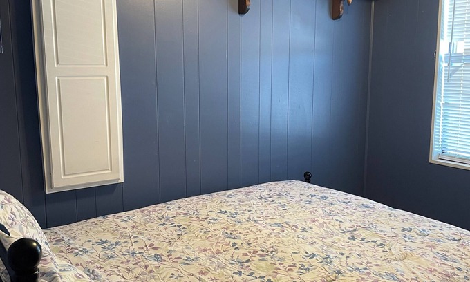 Blaine County House | IV Rozes Ranch Charming 3-bedroom country house with AC and WiFi in Longdale.