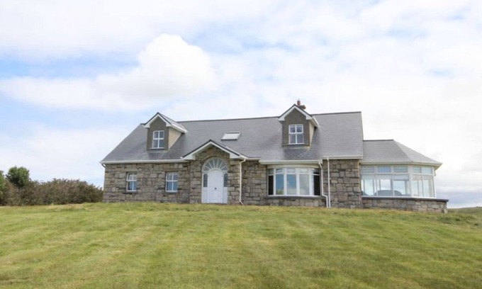Claddaghduff Ski Chalet | Jackie's Cottage, overlooks Omey Island & strand