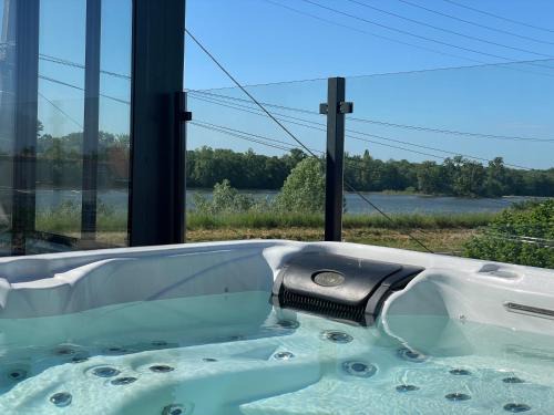 La Chapelle-sur-Loire House | Jacuzzi et Vue sur Loire - Maison d'hôtes L'Odyssée