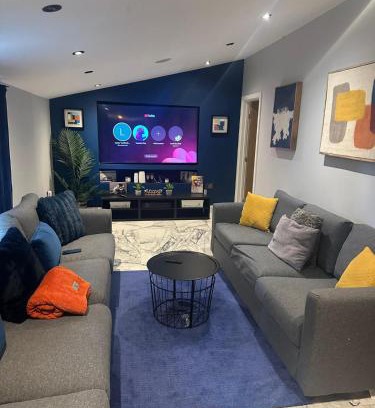 Watford Apartment | Jacuzzi Retreat in Watford