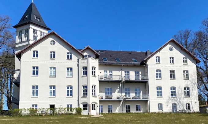 Hohen Niendorf Apartment | Jagdschloss Suite - premium castle hideway
