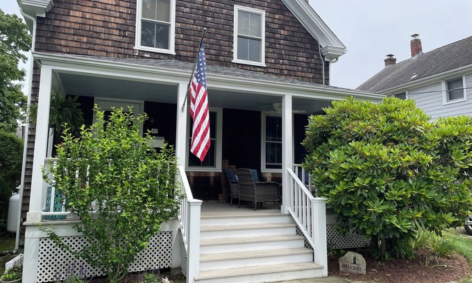Jamestown House | Jamestown, In-Town Cottage, walk to restaurants and shops