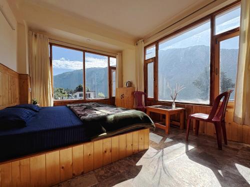 Manali Hotel | Jamming Tree