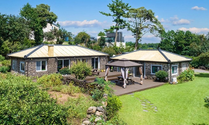 Namwon House | Jeju Doldamhankil Pension