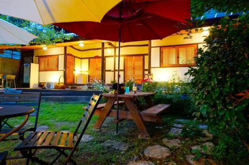 Jeonju House | Jeonju ggumgguneunnalgae guesthouse