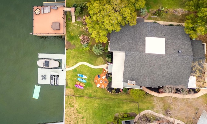 April Sound Cottage | Jet Ski&GolfCart Rental,Firepit,Dock,LilyPad, Kayaks,SUP,Arcade,Projector Rental