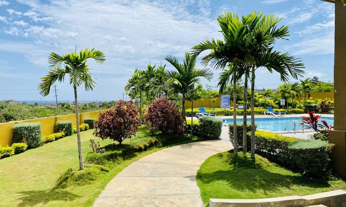 Falmouth House | Jhadano Villa 3BR Pool Shuttle 3 Mins to Beach