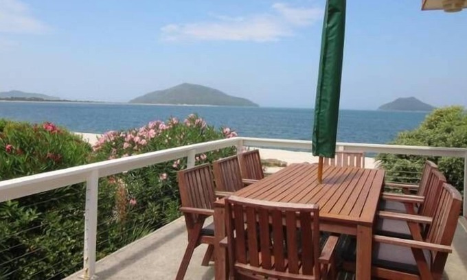 Hawks Nest House | Jimmy's Beach Waterfront