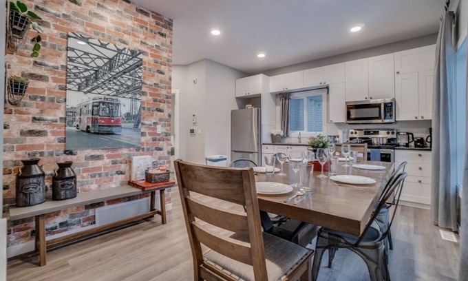 North Central Edmonton Apartment | Joey - Central Hub for Nomads & Urban Explorers!