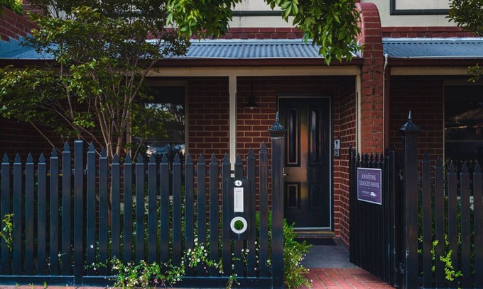 Castlemaine House | Johnstone Terrace, ​Winner of 2012 HIA award for best villa development.Gorgeous luxury House.