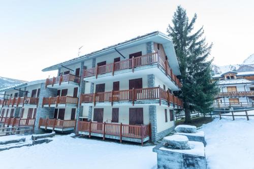 Pallusieux Apartment | JOIVY Welcoming 3BR flat with parking in Verrand