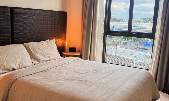 East Melbourne Apartment | Jolimont Views - Centrally located top floor apt overlooking MCG/Rod Laver