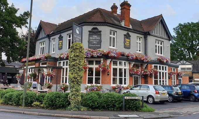 Esher Bed & Breakfast | José Pizarro The Swan Inn Esher