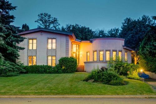 Sheridan Villa | Joyful Mansion with Charm Indoor