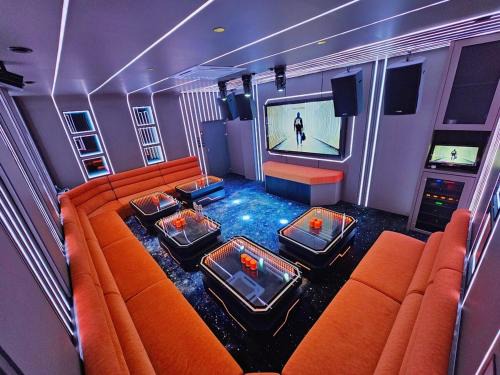 Taman Setia Indah Villa | JPP l 角头间豪华私人KTV房泳池Switch火锅炉BBQ麻将机可睡26人5分钟到Austin