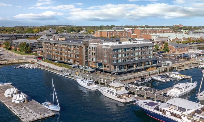 The Point Resort | July 1br Newport Inn on Long-wharf rental