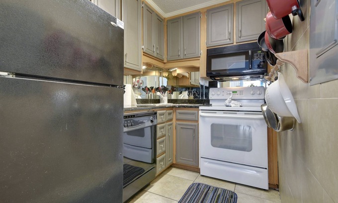 Summer Breeze Condo | 🏖️June and July DEEP Discounts! Beautiful West end condo! *Free Activites!*🏖️