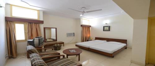 Dharuhera Hotel | Jungle Babbler Tourist Resort
