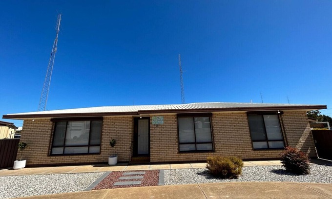 Moonta Bay Apartment | Just About Beachfront - Freshly Renovated - 3 Bedroom Home